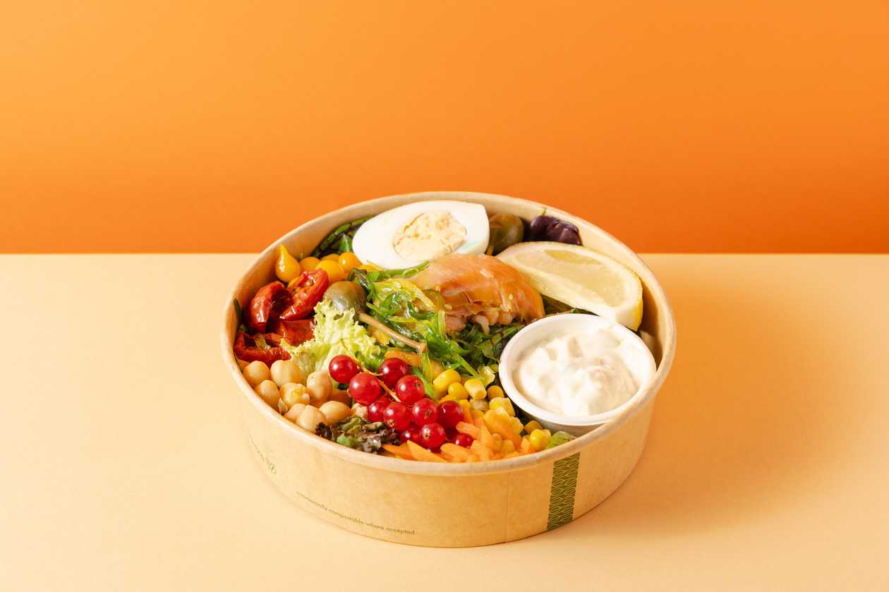 Suitsulõhe-forelli salat kinoaga