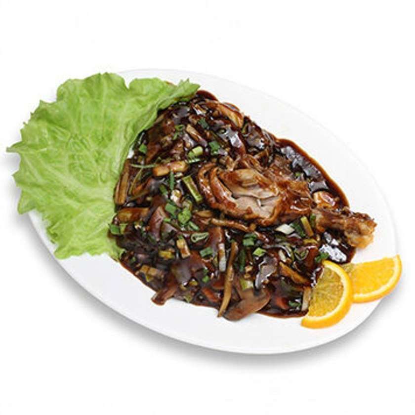 76. Crispy duck in spicy garlic sauce 1/2 portion 🌶️