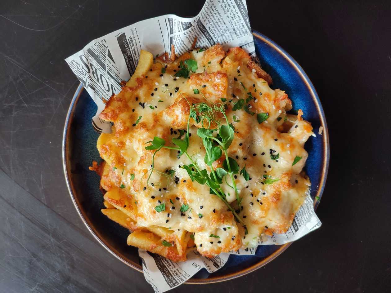 Patatas Bravas s trhaným bravčovým mäsom