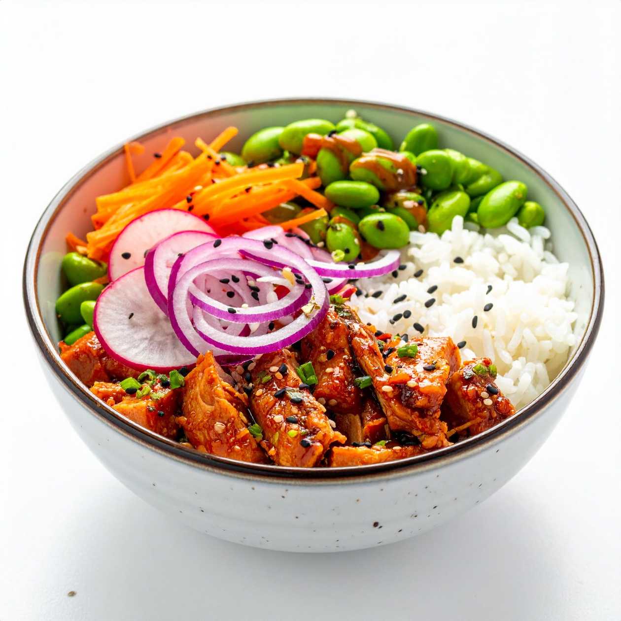 Poke bowl - trhané uzené kuřecí, rýže, edamame, ředkvičky, červená cibule, mrkev, sriracha chilli di