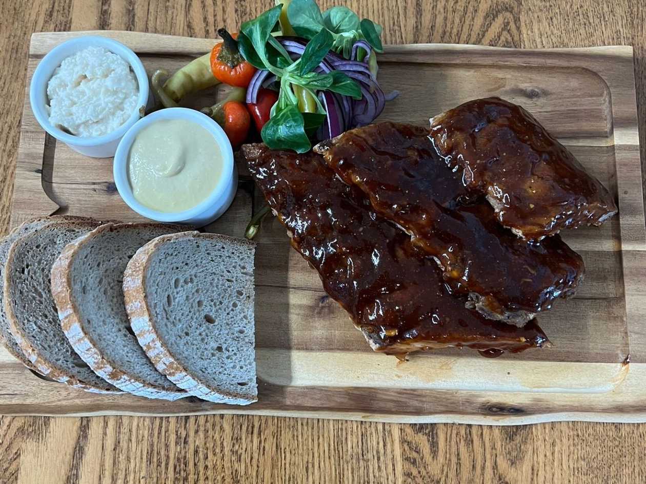 600g Marinovaná pečená vepřová žebra na černém pivu