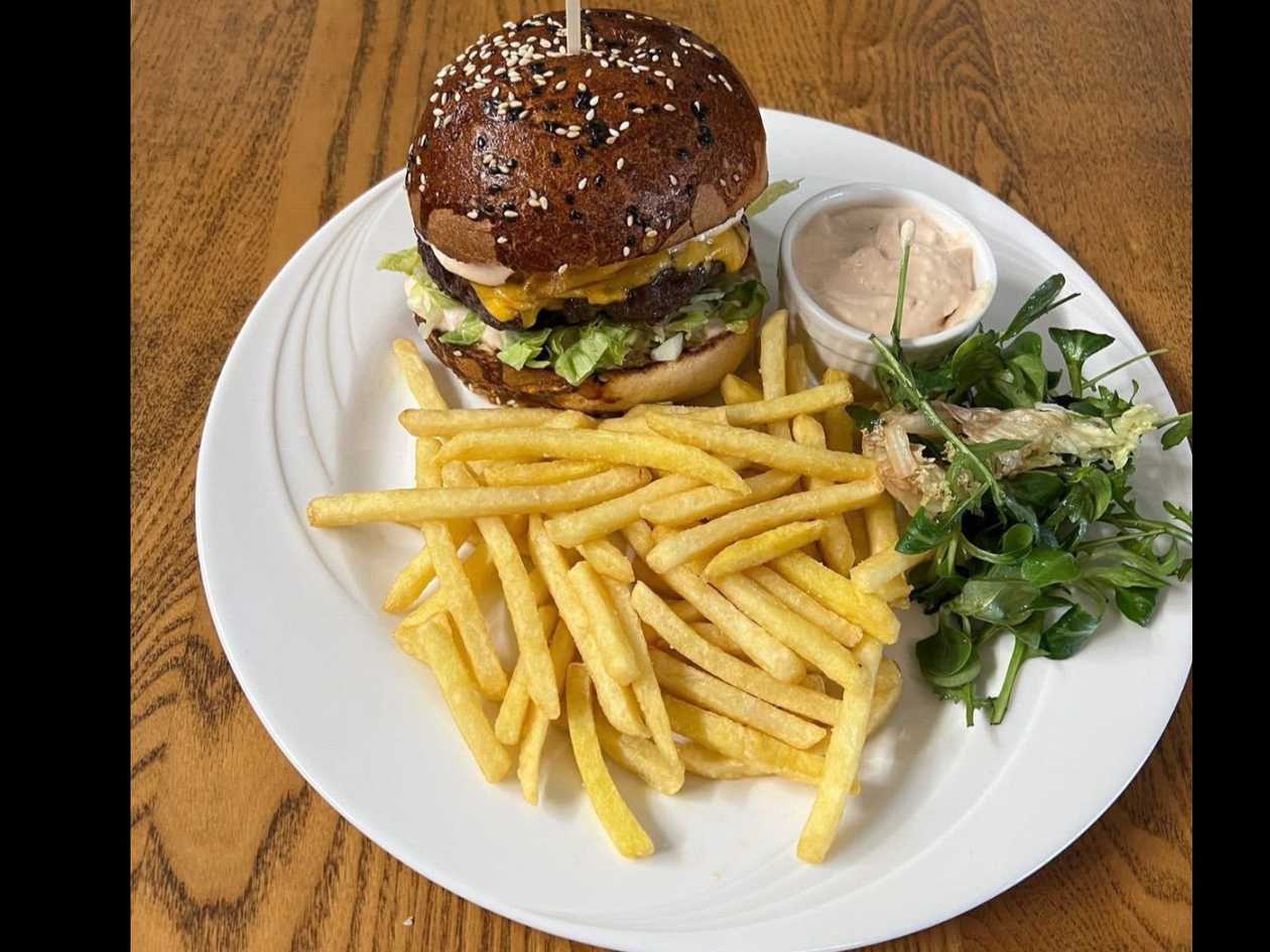 Hovězí burger se slaninou a sýrem cheddar