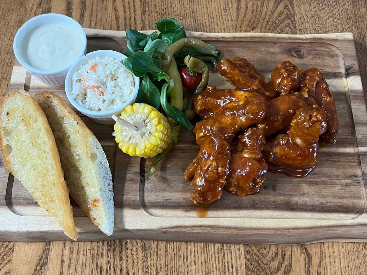 350g Pečená kuřecí křídla s Lousiana BBQ omáčkou