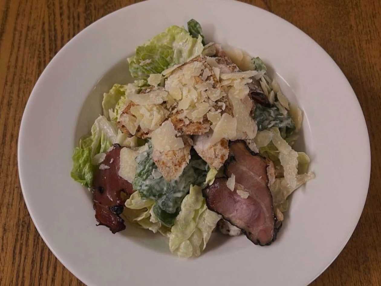 Caesar salát s grilovaným kuřecím masem