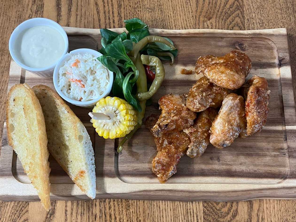 350g Pečená kuřecí křídla se zázvorovo- medovou omáčkou