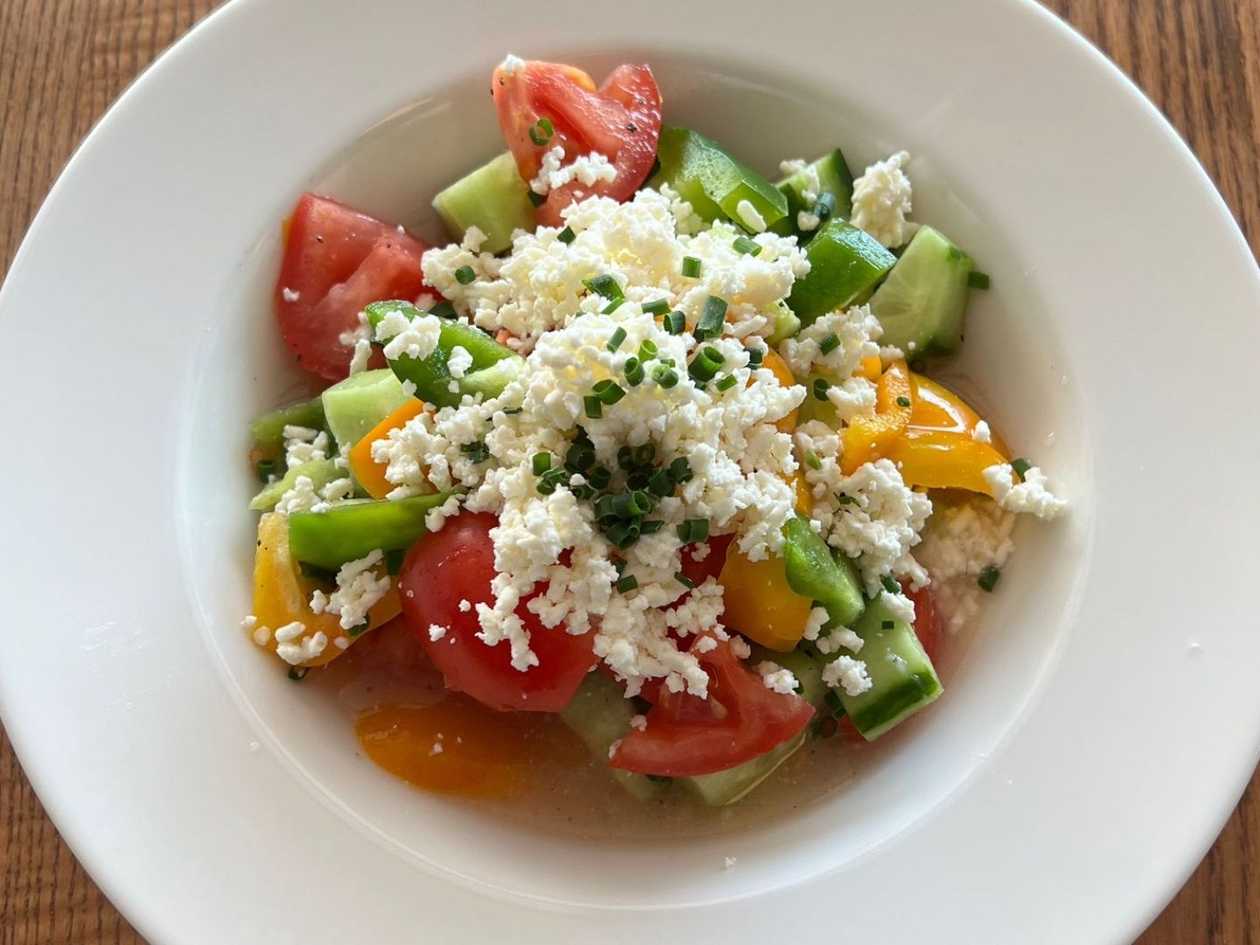 Šopský salát s balkánským sýrem