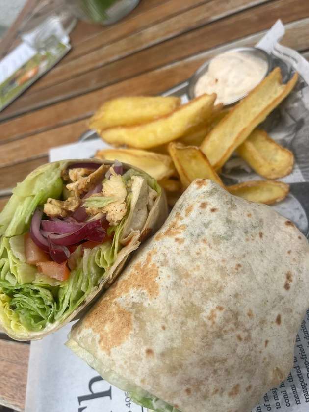 Kebab Wrap Menu / 150g kukuričné kuracie prsia, pšeničná placka, šalát, paradajka, červená cibuľka,  100g Zemiakové hranolčeky, Kangaroo dressing