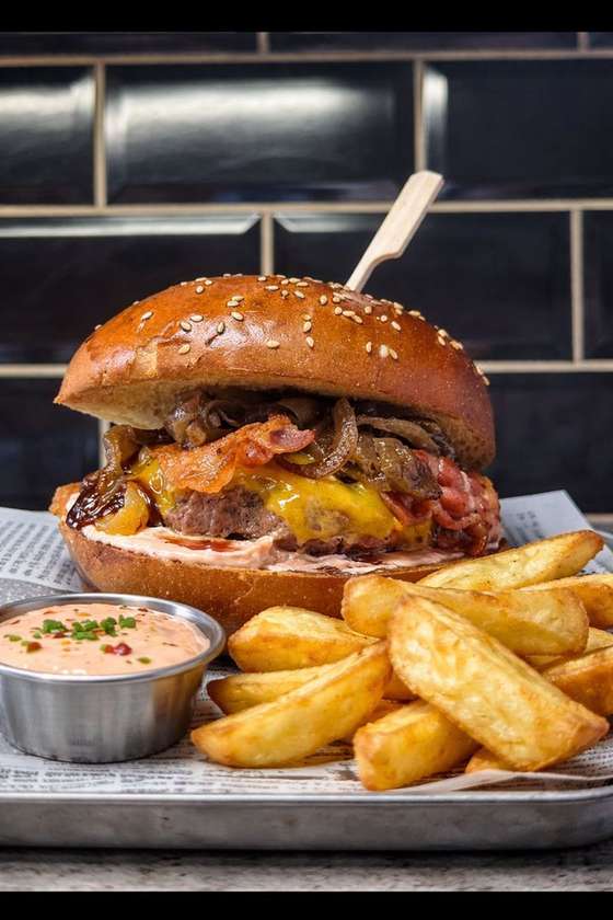 BBQ Bacon Burger MENU, 150g Angus mäso, cheddar, slanina, domáca maslová brioška, karamelizovaná cibuľka, Zemiakové hranolčeky, Kangaroo dressing