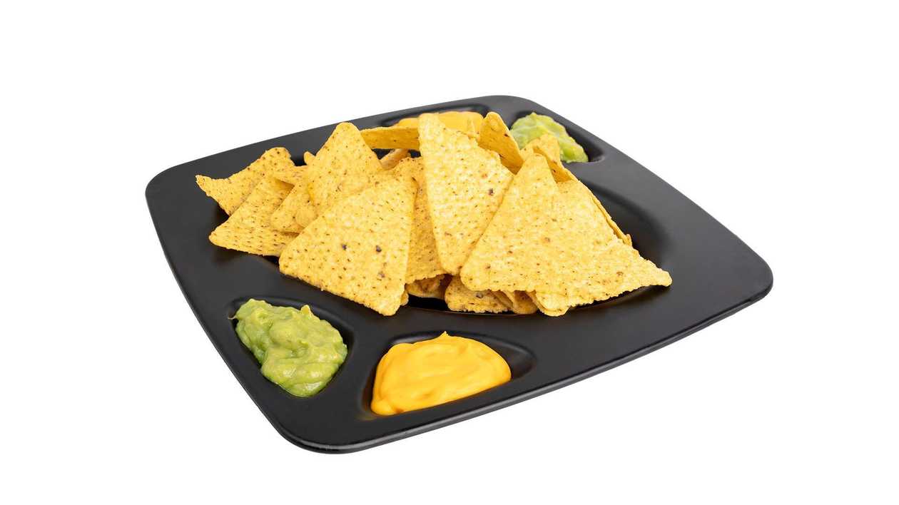 Nachos com molho cheddar e guacamole