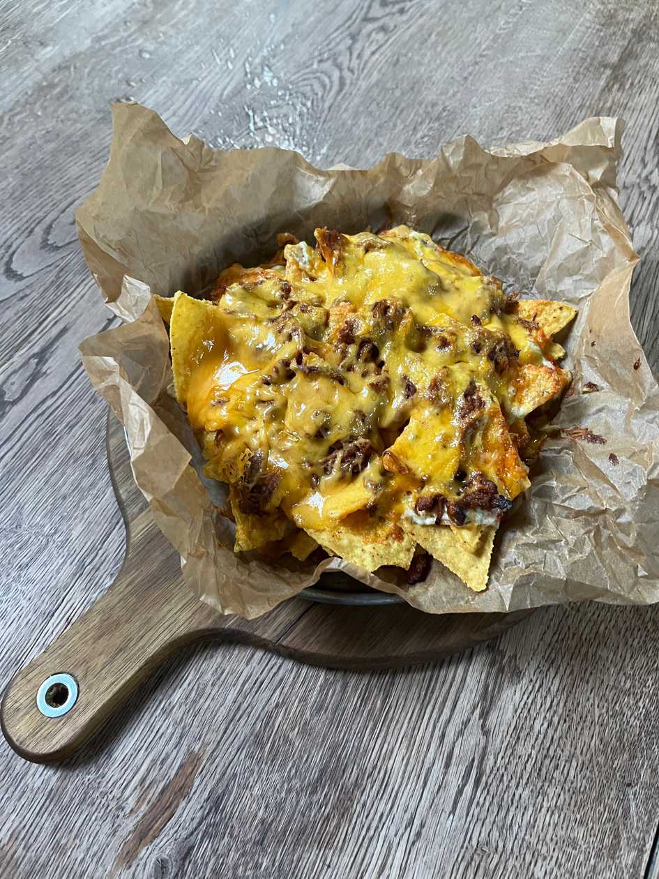 Užkepti nachos su plėšyta kiauliena