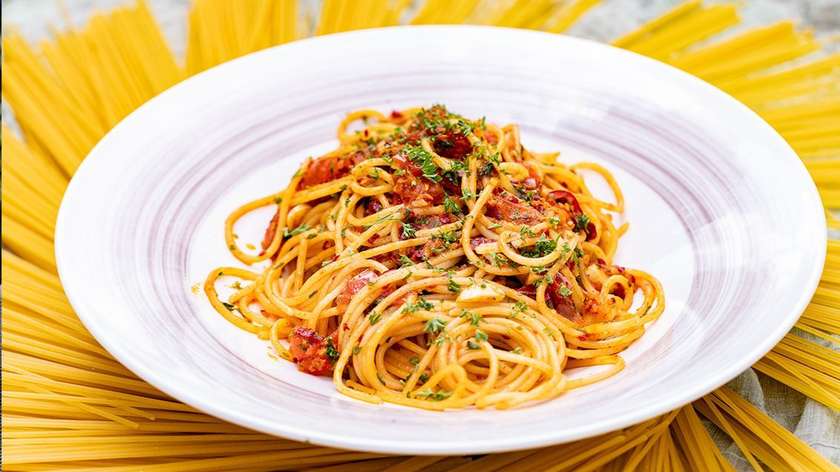 ŠPAGETY AGLIO OLIO (ŠPAGETY, CESNAK, CHILLI, PARMEZÁN, OLIVOVÝ OLEJ) 400g A-1,3,7