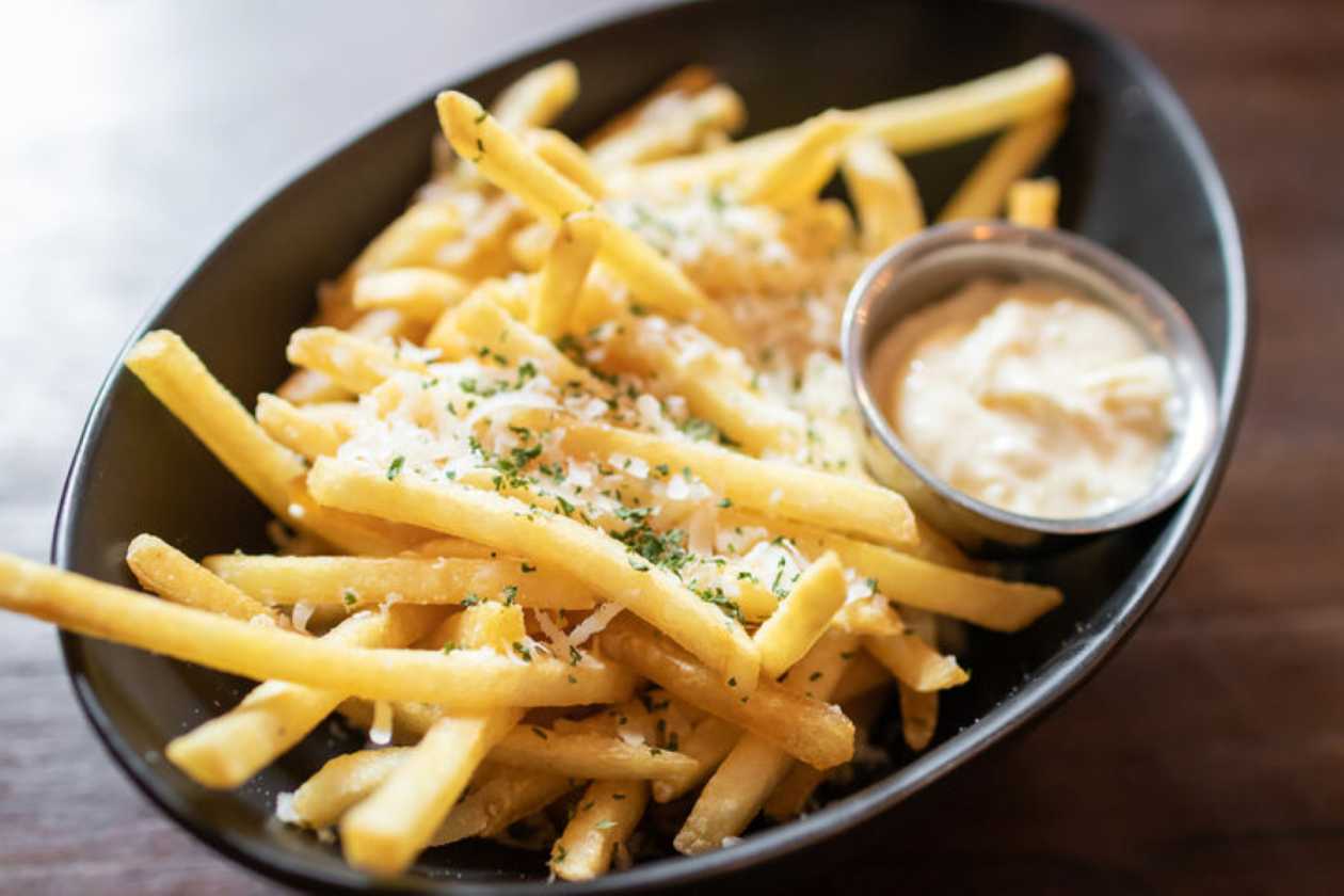 Fries with garlic, greens and cow's cheese