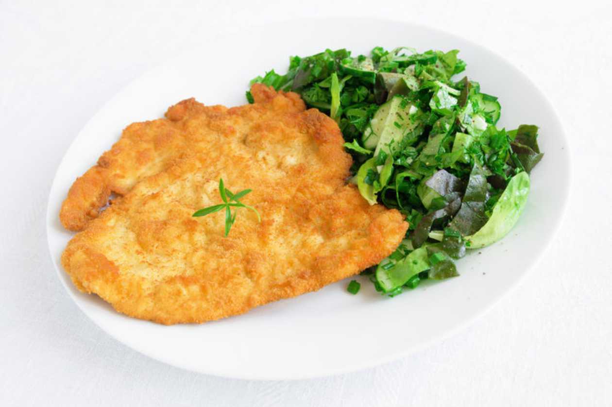 Salad with chicken schnitzel