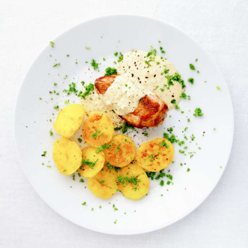 Chicken breast with gorgonzola and fries