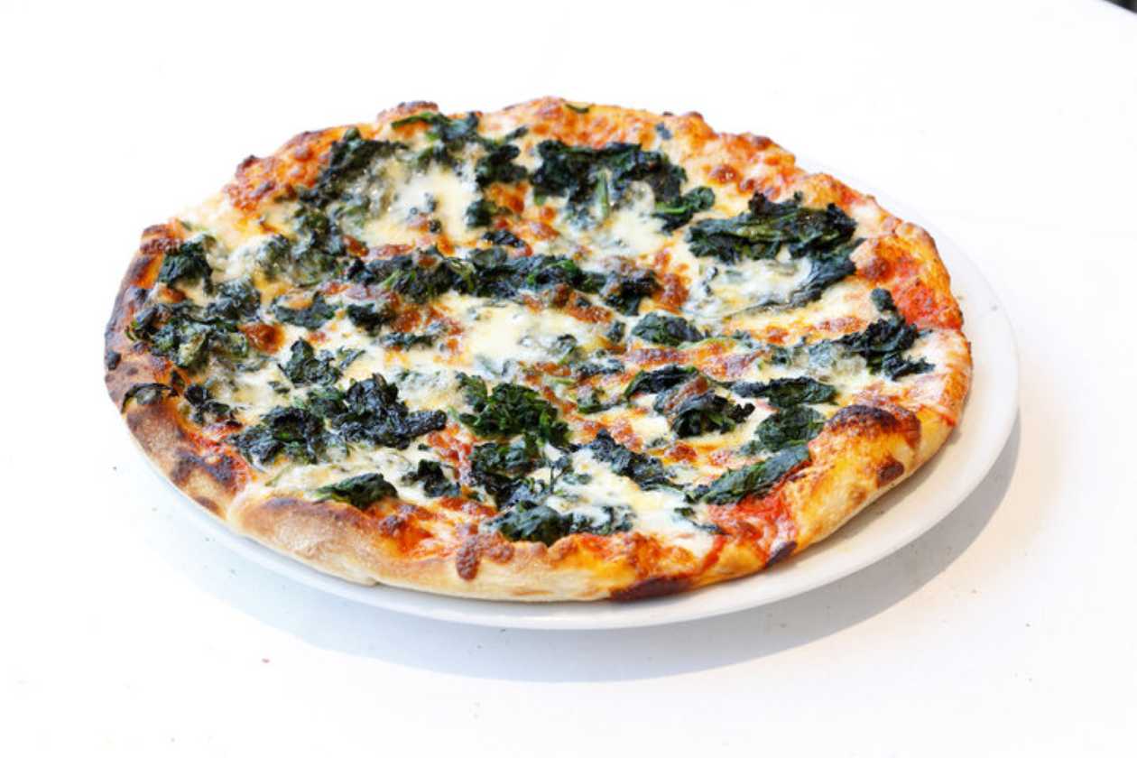 Pizza with spinach and gorgonzola