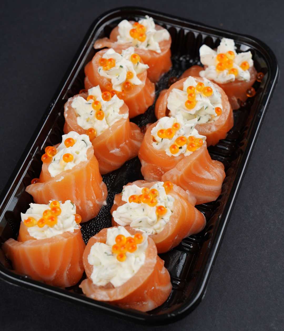 Закуска из слабосоленого лосося с крем-сыром и икрой форели, 250г