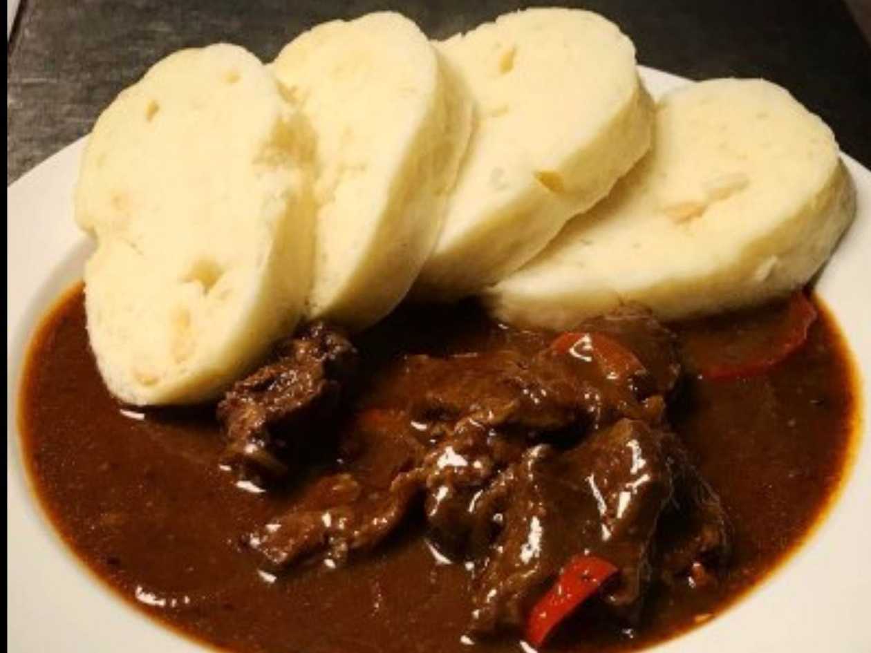 M-Plzeňský hovězí guláš, houskové knedlíky