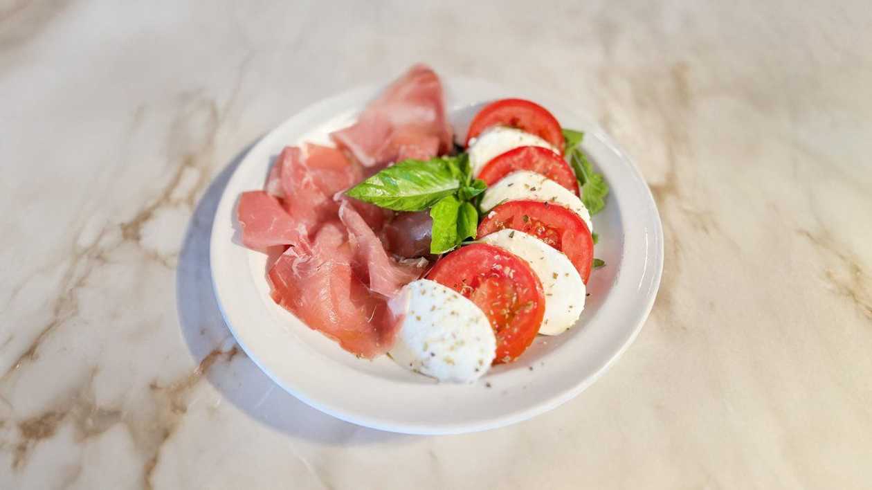Caprese Con Prosciutto