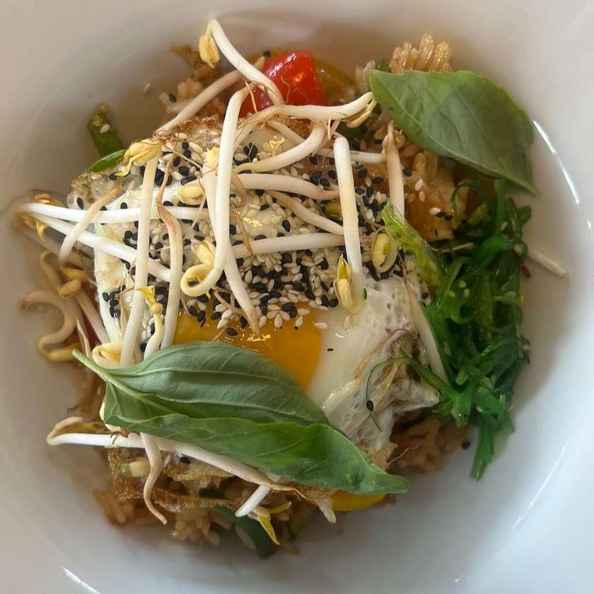 Smažená rýže s tofu, zeleninou, wakame řasami, tamarindem a vaječnou omeletou s koriandrem a sezamem