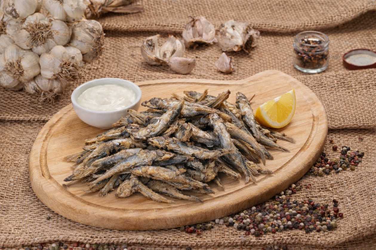 Hamsie (prăjită) (200 gr) servită cu mujdei de usturoi (50 gr)