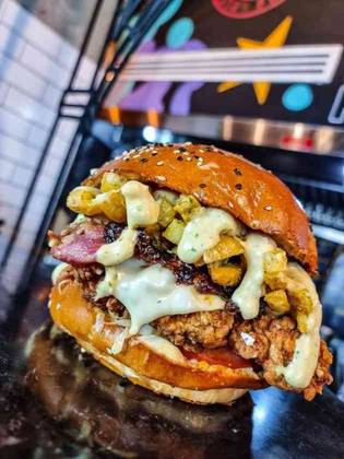 THE MIGHTY GARLIC CRISPY CHICKEN BURGR 550GR