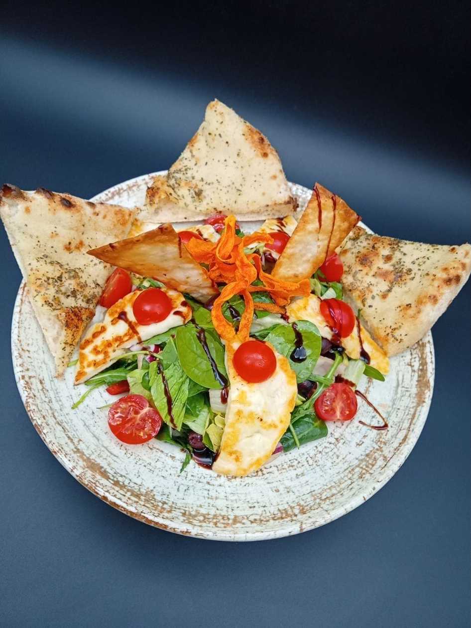 Salată Halloumi