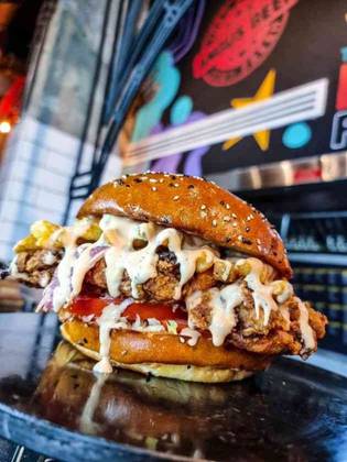THE FAT ASS CRISPY CHICKEN BURGR 550GR