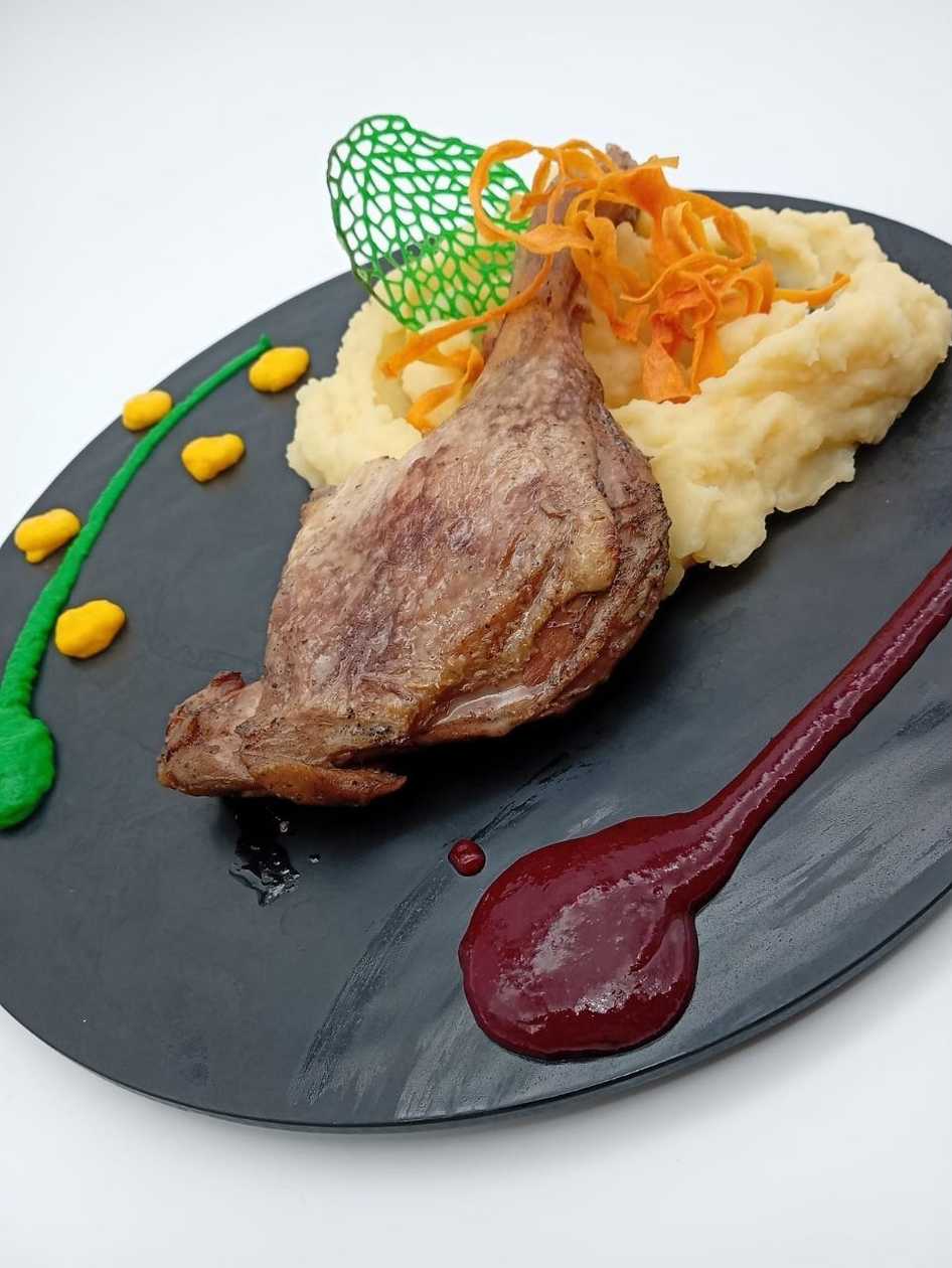 Pulpă de Rață cu Piure și Dulceață de Afine