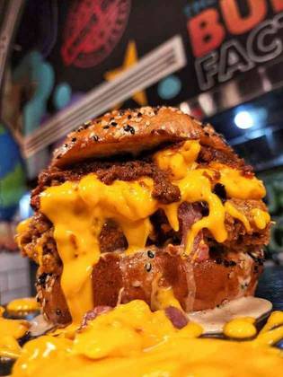 THE MAC N CHEESE BANGER CRISPY CHICKEN BURGR 550GR