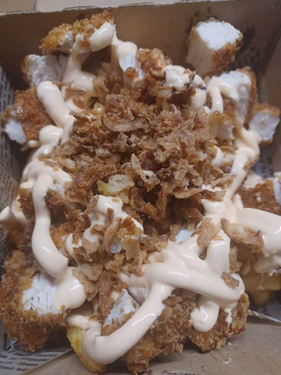 Kurací box s hranolkami a syrovou omáčkou