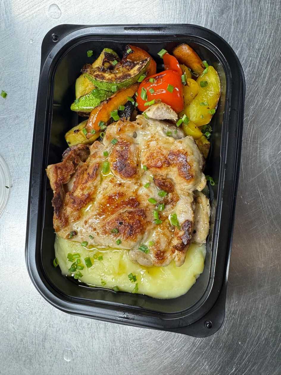 Boneless Chicken thight  with Creamy Mash & Seasonal Veg