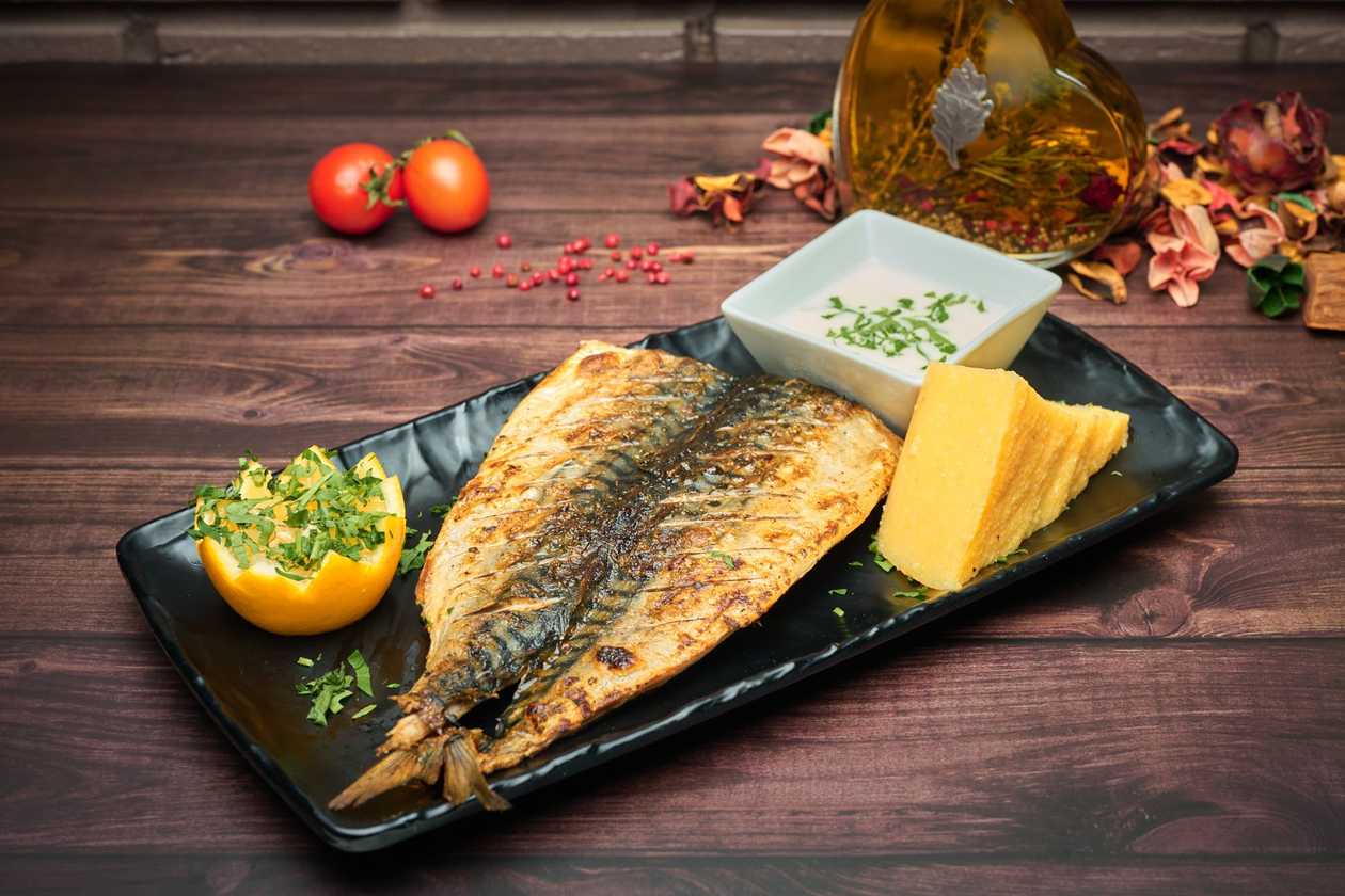 Macrou la gratar cu mamaliguta si mujdei