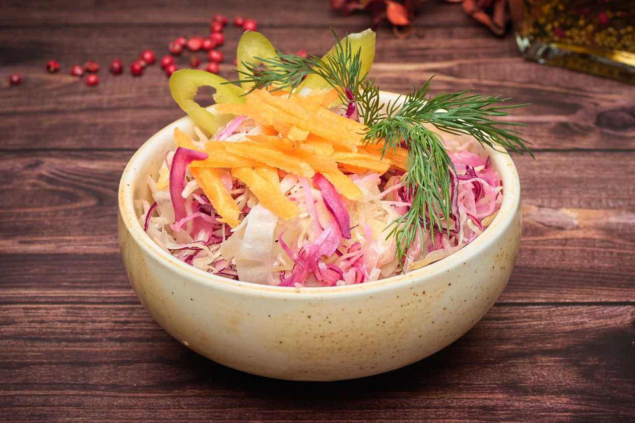 Salata de varza alba cu morcov si marar