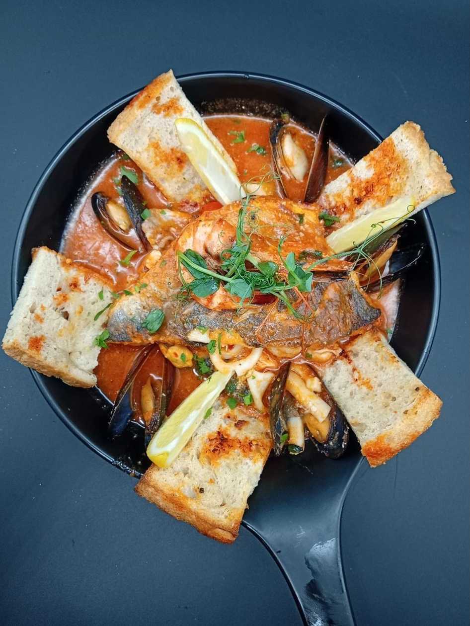 Orata Aquapazza (Supă de Fructe de Mare cu Dorada)