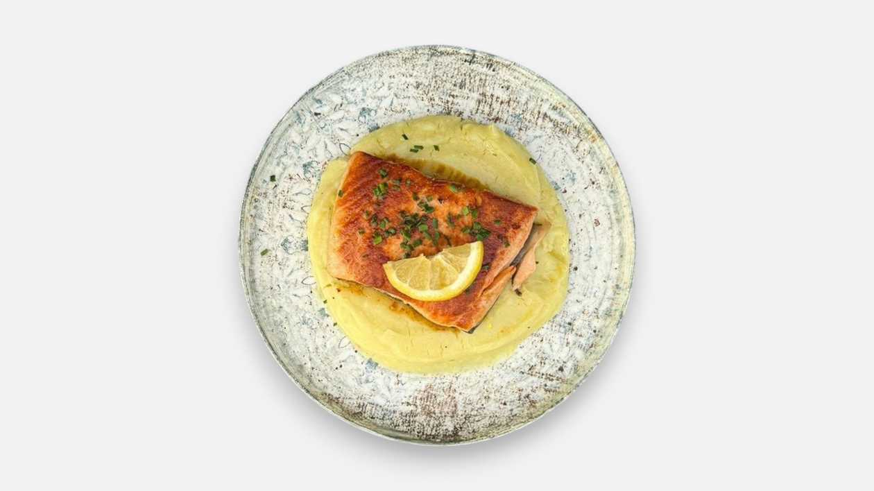 Grilled Salmon & Creamy Mash