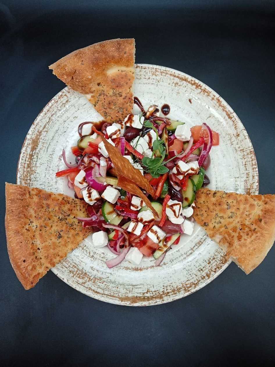 Salată Mediteraneană