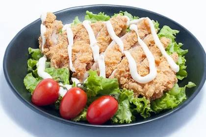 Salata cu pui crispy 350g / Sa lát gà chiên 350g