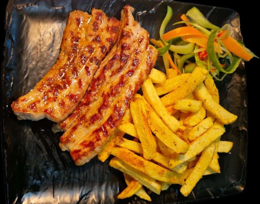 Piept de porc cu cartofi prajiti