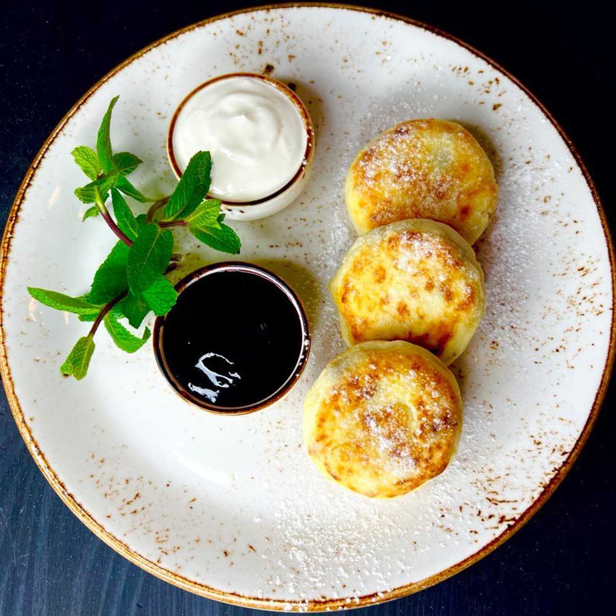 Cheese pancakes with sour cream or jam