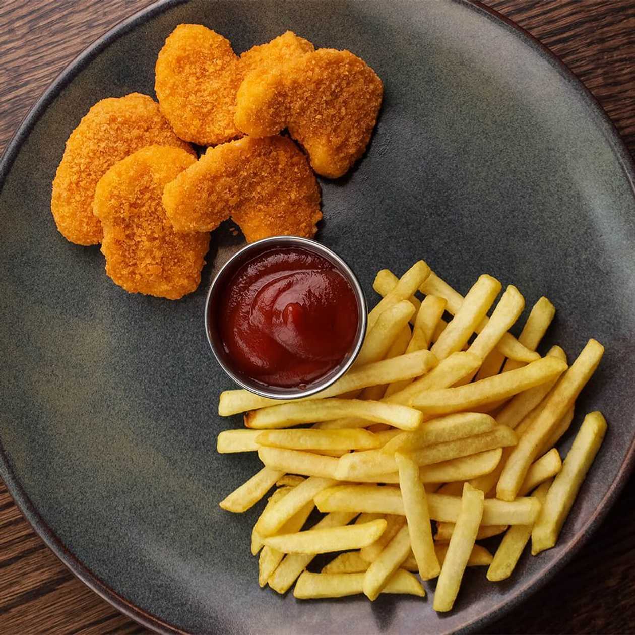 FRIES SET WITH FRENCH FRIES AND CHICKEN NUGGETS