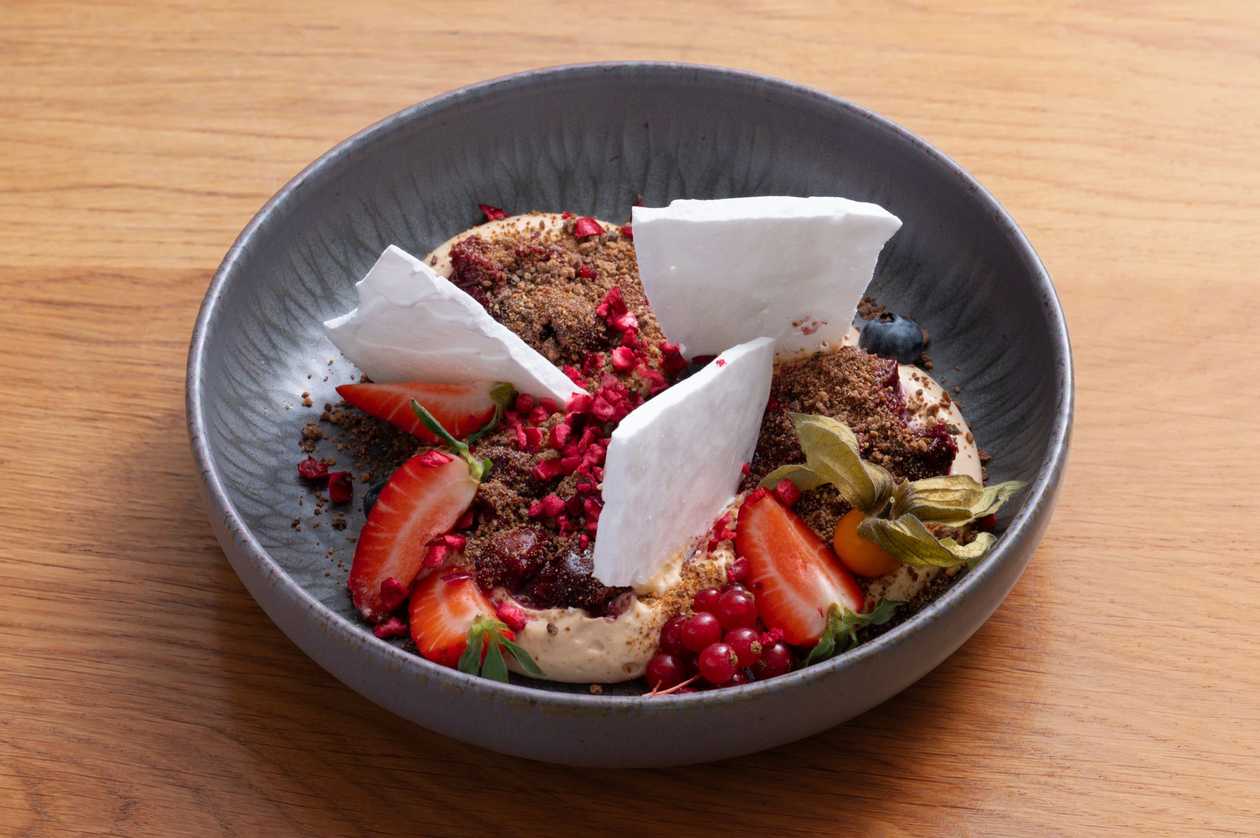 Dulce de leche Eton mess