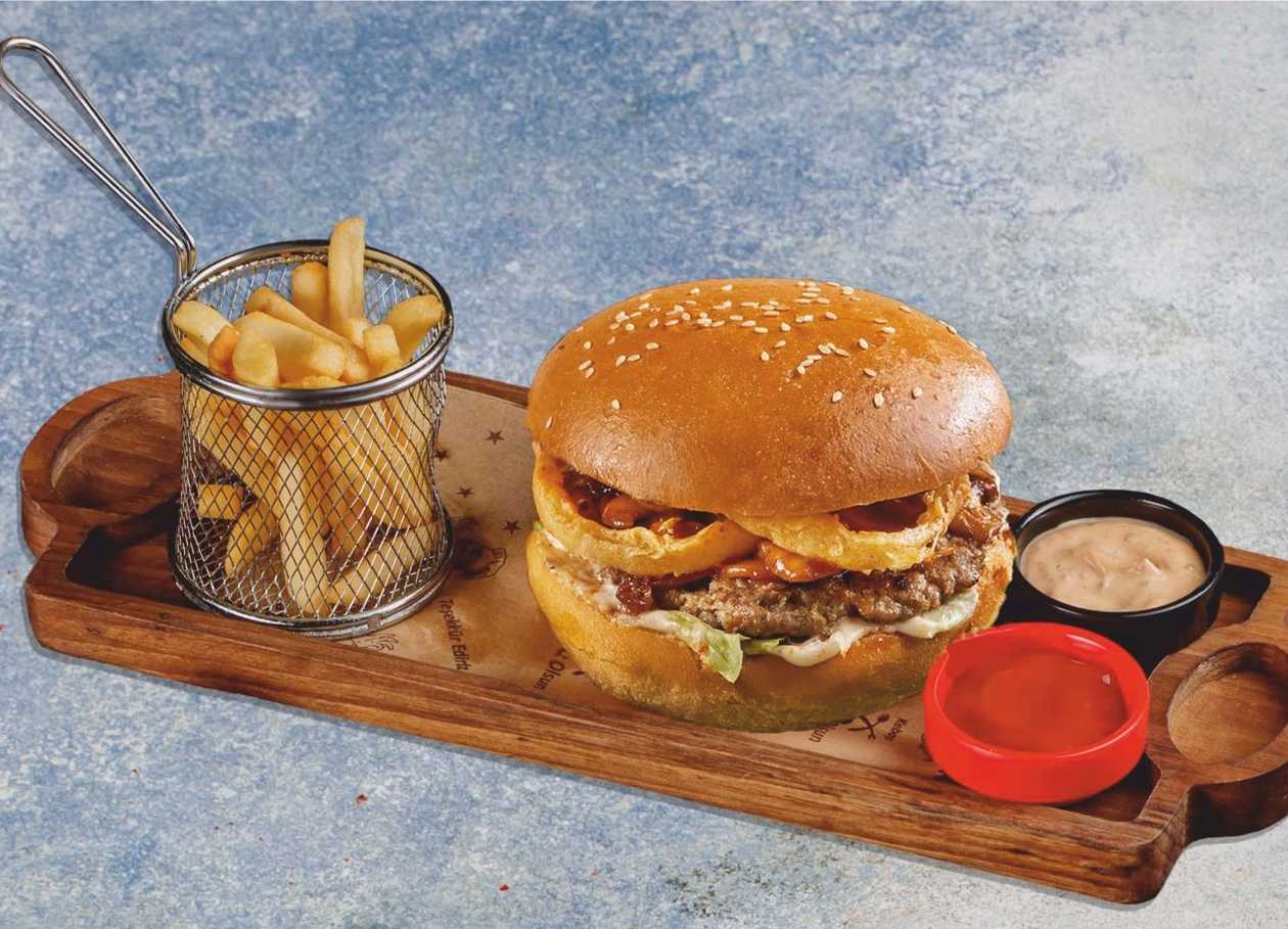BBQ Burger toyuq əti ilə, Kartof fri, Sərin içki
