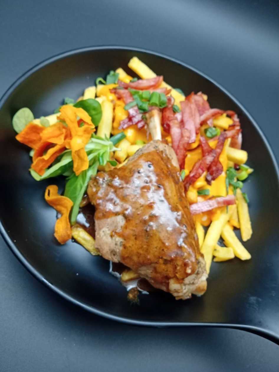 "Aripioare" de Porc cu Cartofi cu Bacon și Cedar