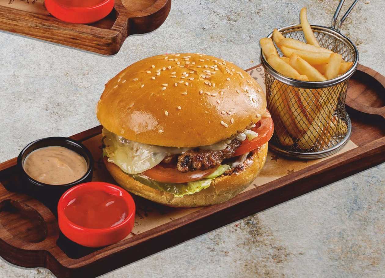 Cheeseburger Toyuq əti ilə, Kartof fri, Sərin içki