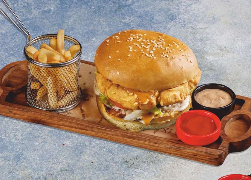 Buffalo Toyuq Burger, Kartof fri, Sərin içki