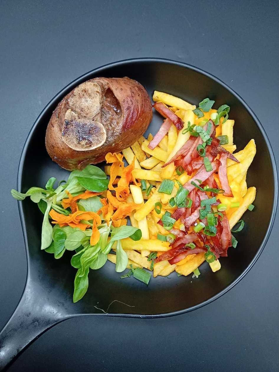 Ciolan de Porc cu Cartofi Prăjiți cu Bacon și Cheddar