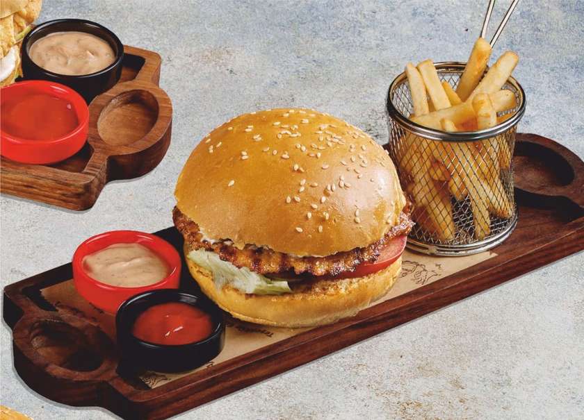 Sezar Toyuq Burger, Kartof fri, Sərin içki