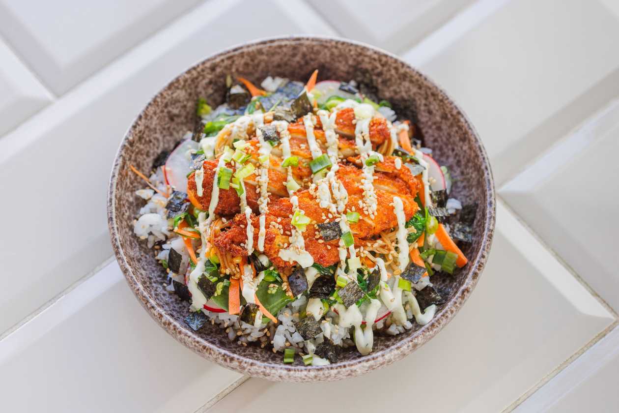 Poké-bowl with crispy chicken