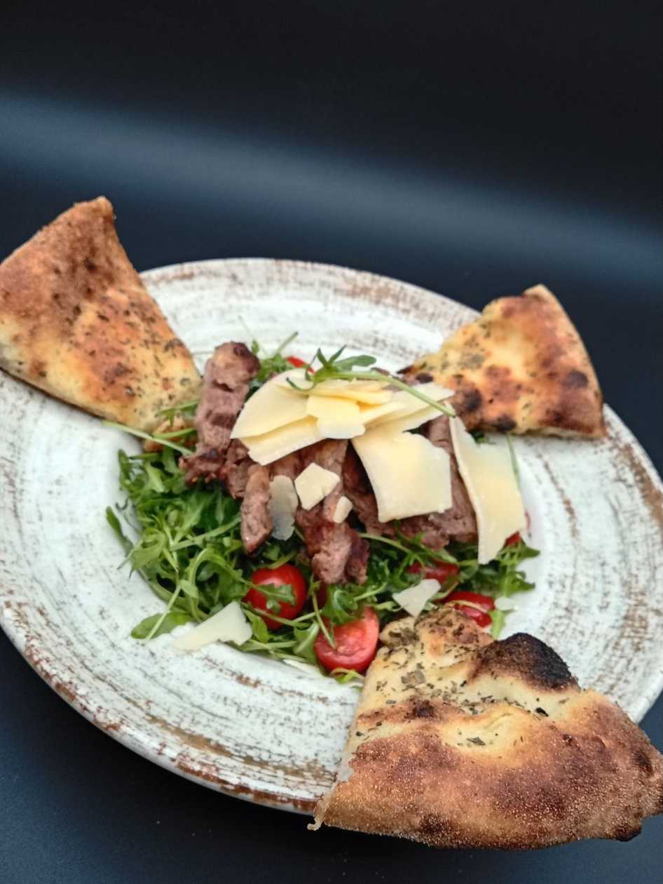 Salată de Vită cu Rucolă și Parmezan