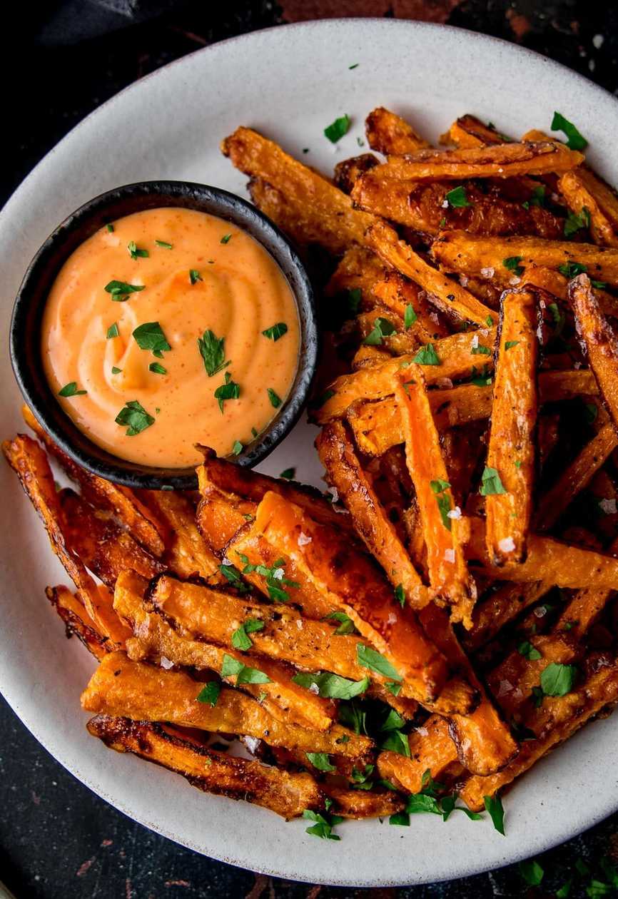 SWEET POTATO FRIES WITH SRIRACHA MAYO